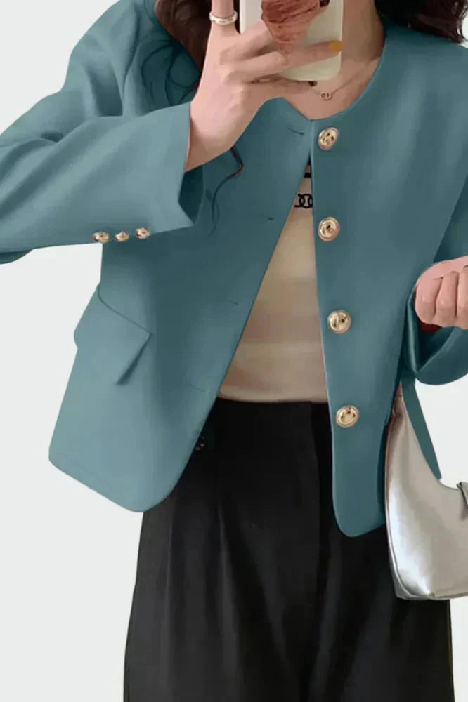 Ross – Elegant kappa med guldknappar | Margot Montreux